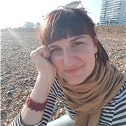 Operatrice museale e redattrice, fornisce lezioni di Storia dell'Arte a studenti liceali ed universitari